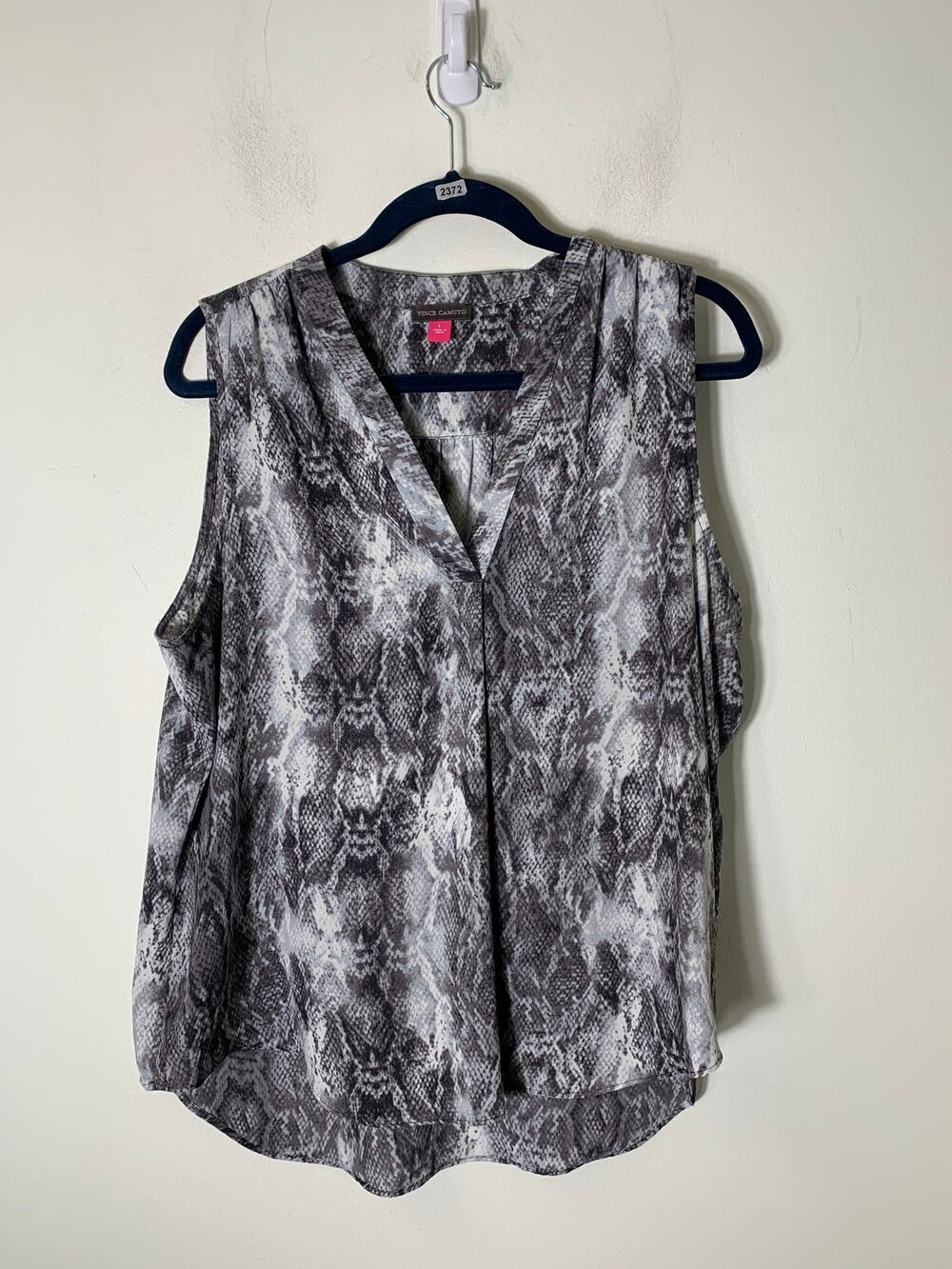 Vince Camuto Gray Sleeveless Snakeskin Print V-Neck Shirt Sz L